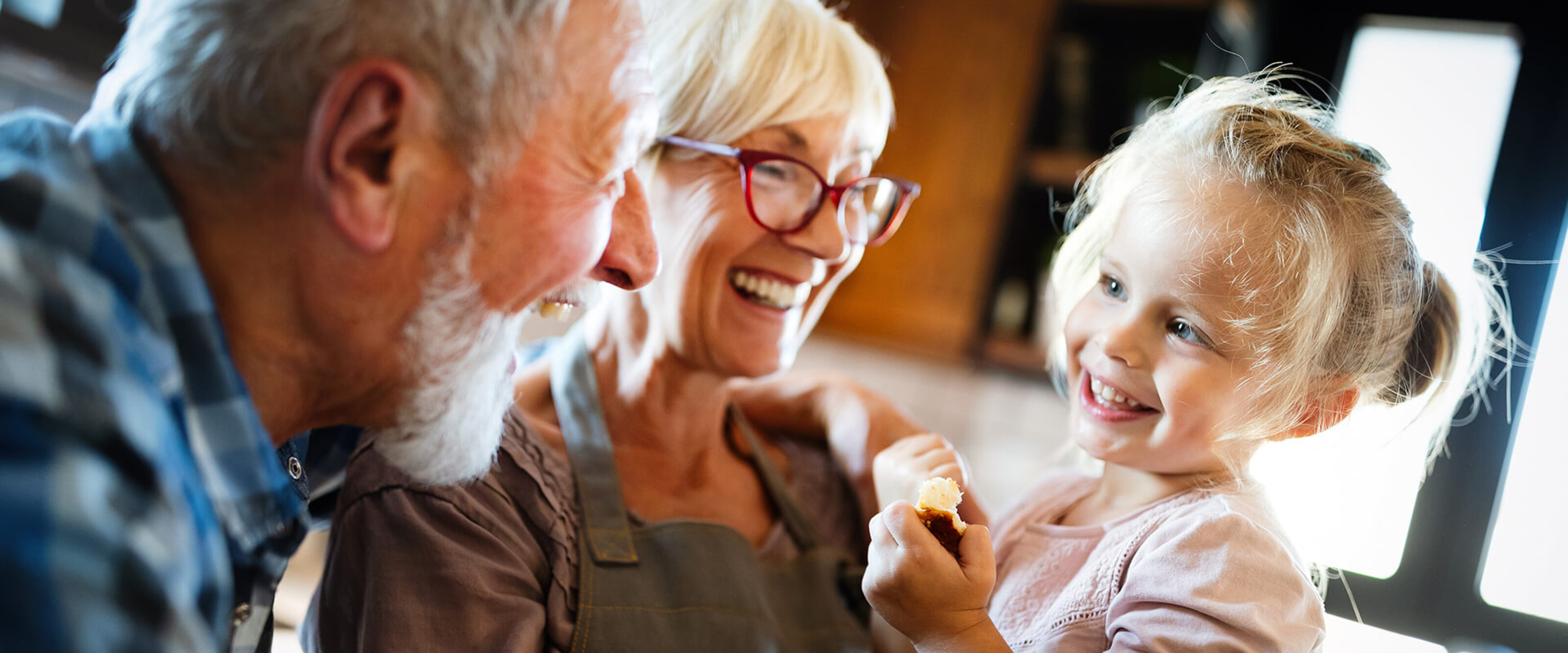 Großeltern mit ihrem Enkel